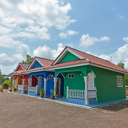 Oyo 90744 Bari Indah Beach Resort Kuala Terengganu Exterior foto
