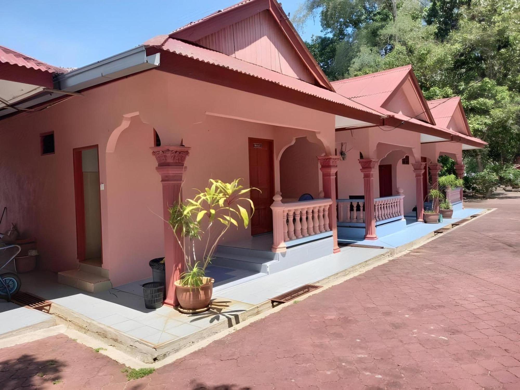 Oyo 90744 Bari Indah Beach Resort Kuala Terengganu Exterior foto