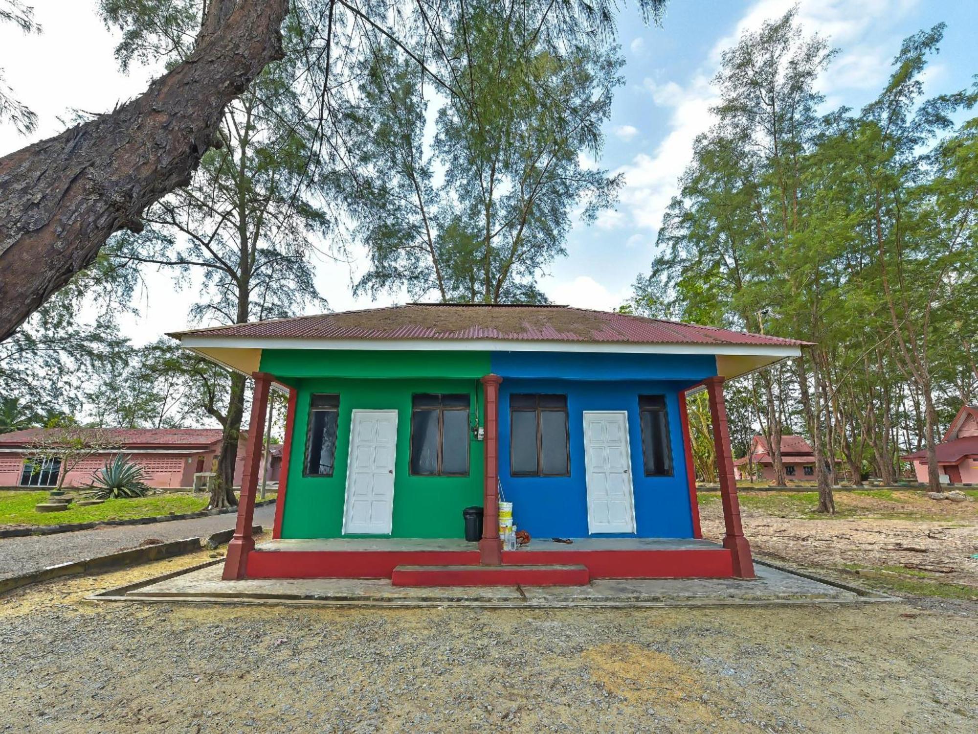 Oyo 90744 Bari Indah Beach Resort Kuala Terengganu Exterior foto