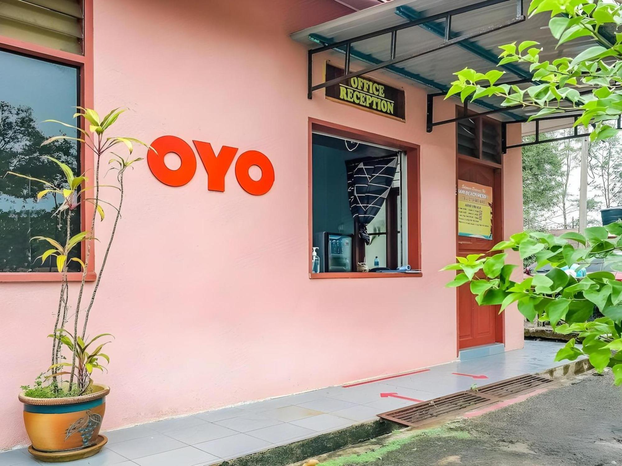 Oyo 90744 Bari Indah Beach Resort Kuala Terengganu Exterior foto