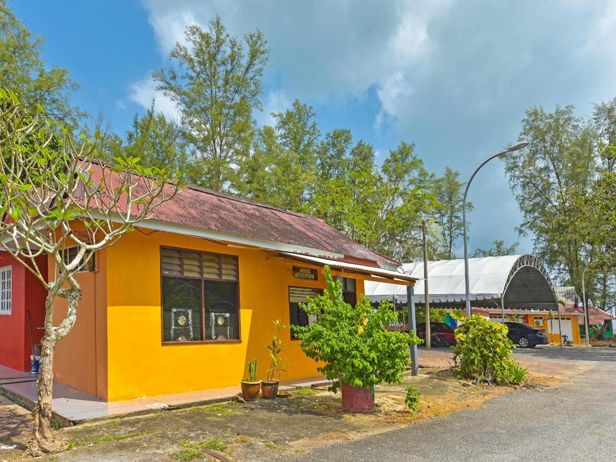 Oyo 90744 Bari Indah Beach Resort Kuala Terengganu Exterior foto