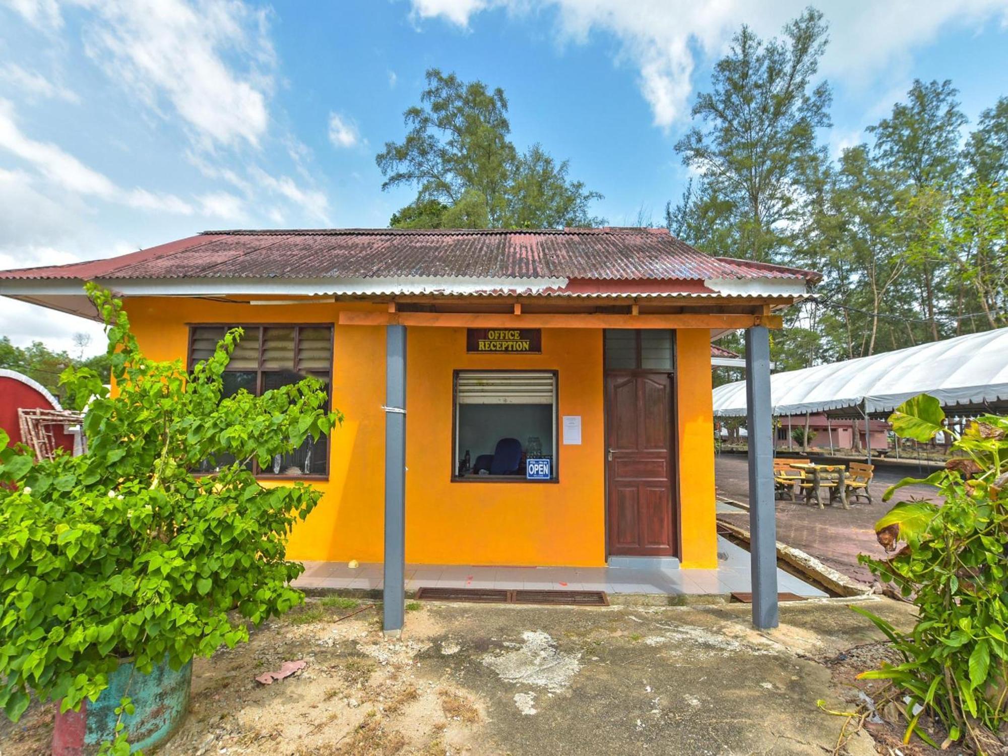 Oyo 90744 Bari Indah Beach Resort Kuala Terengganu Exterior foto